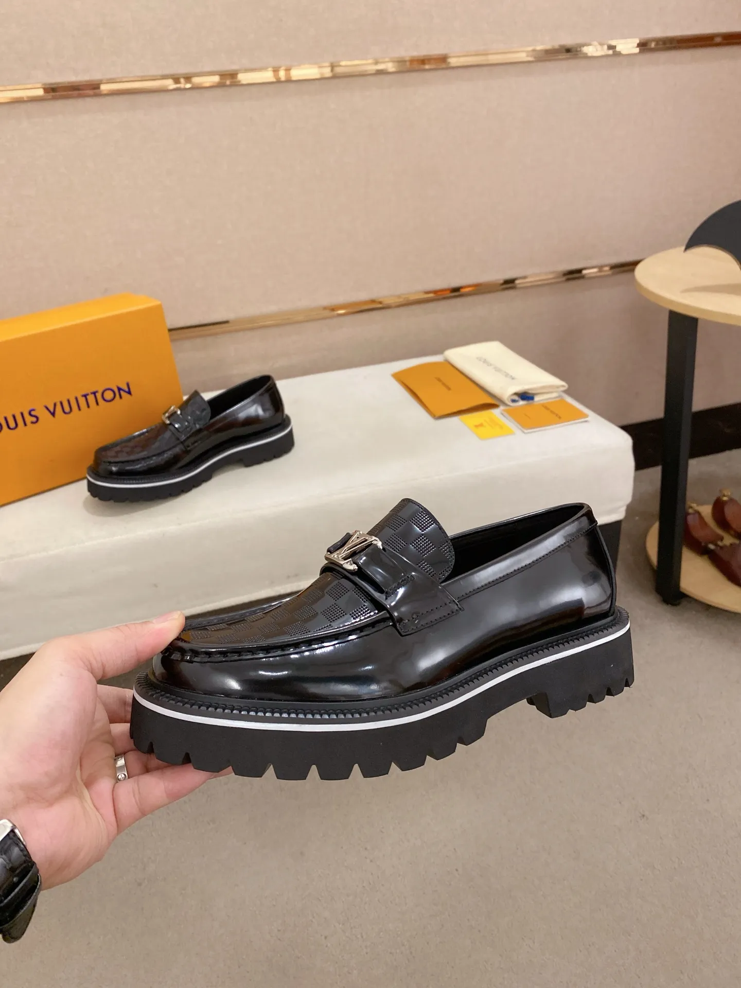 Men's shoes💰 580💰🌲 LV's top 🔍🔍 new men's leather shoes 🚹 are on sale at the same time at counters ⚠The uppers are imported cowhide from Italy, the entire imported cowhide lining, imported accessories 💪💪, completely 1⃣️ to 1⃣️ replica 🇮🇹💪 💪, ⚠Sole: The original sole is specially provided by the original factory, the exclusive movable molded sole is super comfortable, ⚠The original factory follows the order, 🔍🔍high quality, you can enter and exit the counter at will, welcome to compare⚠Size: 38-45